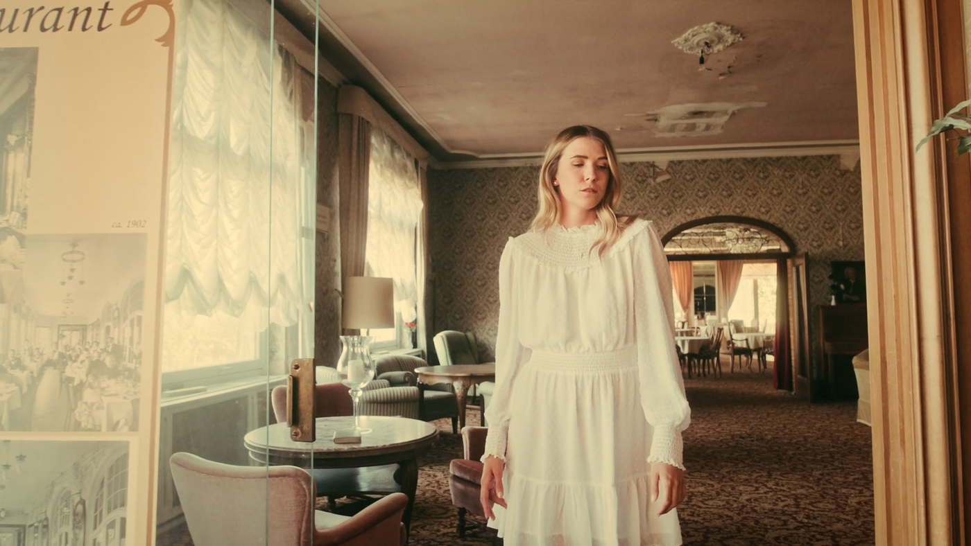Quiet Elegance: How to Build a Feminine Wardrobe That Feels Timeless