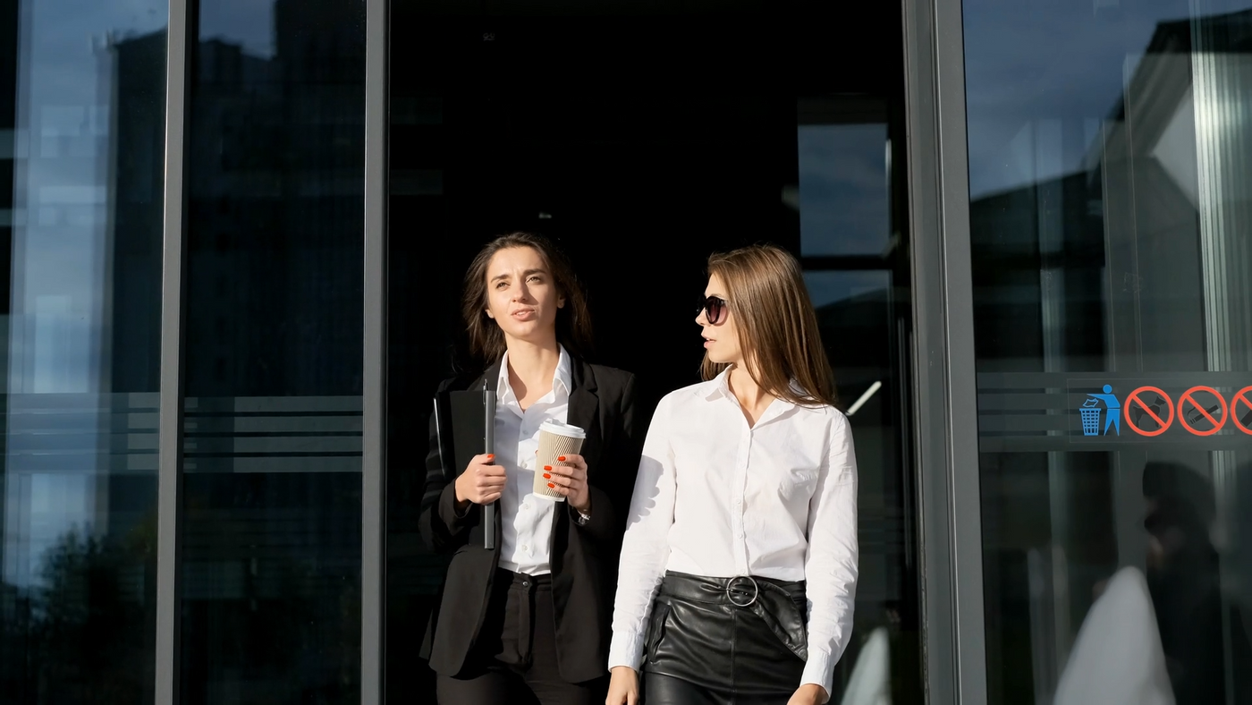 From Desk to Dinner: The Accessories That Transform a Modern Workday Look