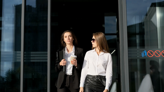 From Desk to Dinner: The Accessories That Transform a Modern Workday Look